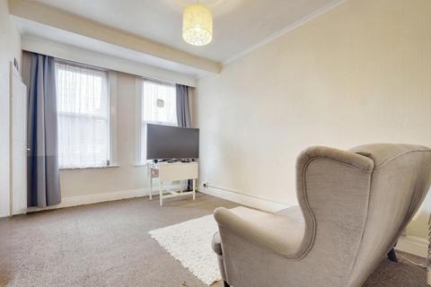 2 bedroom apartment for sale, Fleetwood Avenue, Westcliff-on-sea, SS0