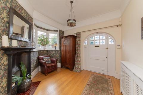 34 Holdenhurst Avenue, London, N12 0JB