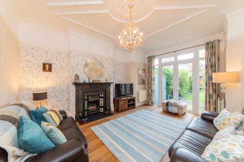 34 Holdenhurst Avenue, London, N12 0JB