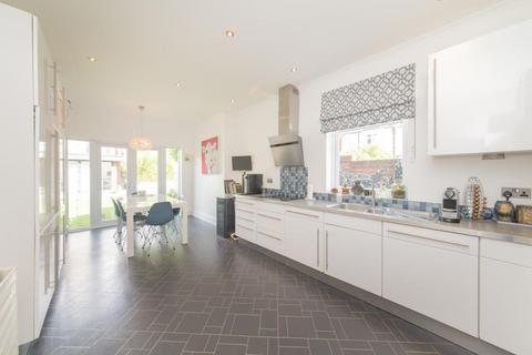 34 Holdenhurst Avenue, London, N12 0JB