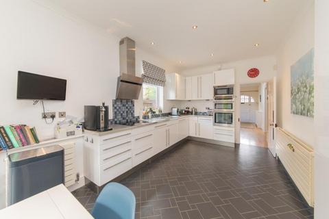 34 Holdenhurst Avenue, London, N12 0JB