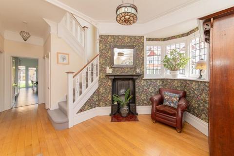 34 Holdenhurst Avenue, London, N12 0JB