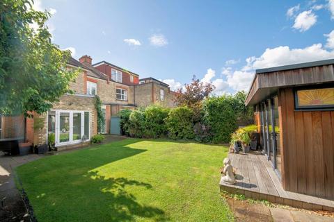 34 Holdenhurst Avenue, London, N12 0JB