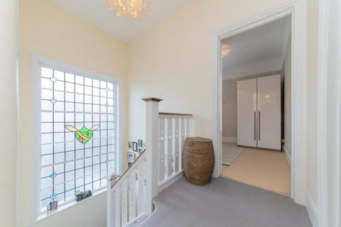34 Holdenhurst Avenue, London, N12 0JB
