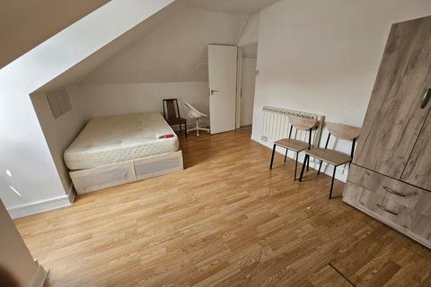 4 bedroom property to rent, Caledonian Road, London