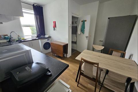 4 bedroom property to rent, Caledonian Road, London