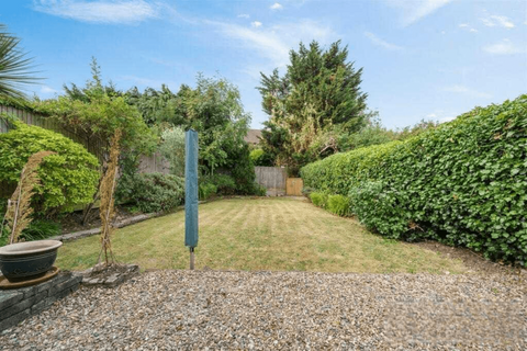 3 bedroom semi-detached house to rent, Broadfields Avenue, London, N21