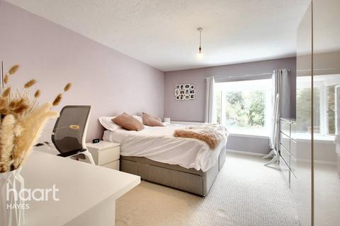 19 Lych Gate Walk, Hayes, UB3 2NN