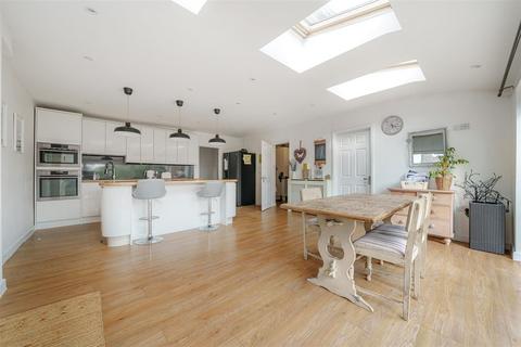 4 bedroom detached house for sale, Worcester Road, Chipping Norton