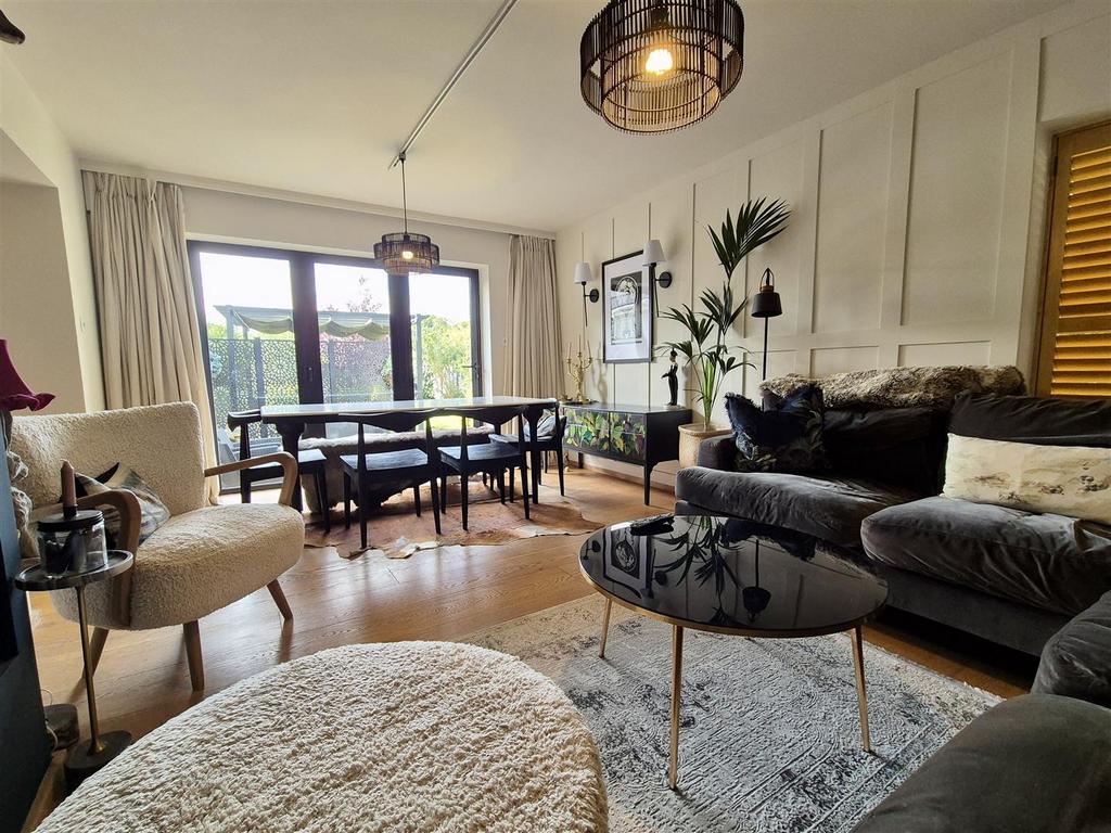 Principal lounge with dining area