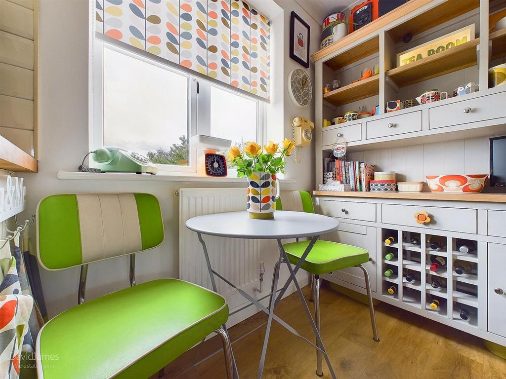 Kitchen seating area