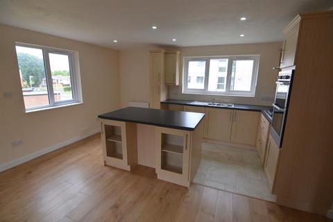 3 bedroom flat to rent, Rothesay Court. Monks Way, Bebington CH63