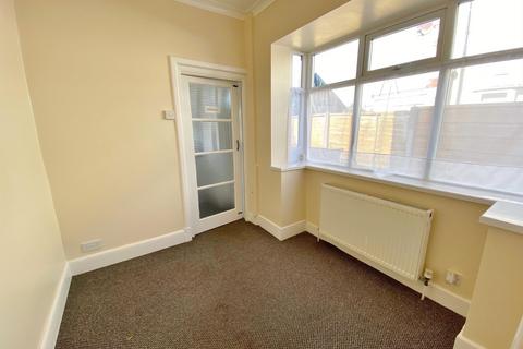 3 bedroom semi-detached house to rent, Greenway, Preston PR2