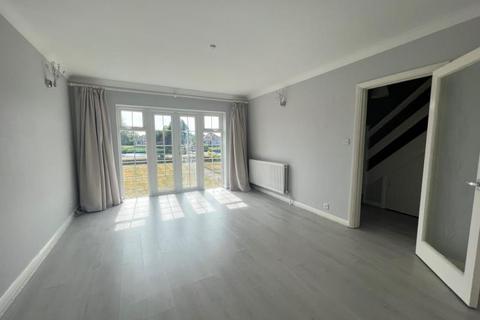 3 bedroom terraced house to rent, Balmoral Grange, Staines TW18