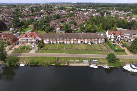 3 bedroom terraced house to rent, Balmoral Grange, Staines TW18