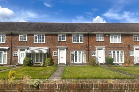 3 bedroom terraced house to rent, Balmoral Grange, Staines TW18