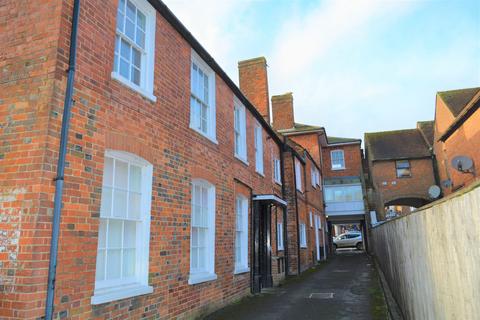 2 bedroom flat to rent, High Street, Marlborough, SN8