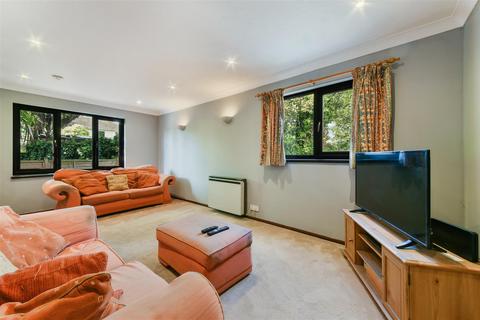 2 bedroom maisonette for sale, Lowry Crescent, Mitcham CR4