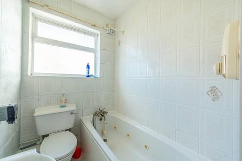 3 bedroom bungalow to rent, Mahlon Avenue, South Ruislip, Ruislip, HA4