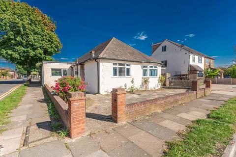 3 bedroom bungalow to rent, Mahlon Avenue, South Ruislip, Ruislip, HA4