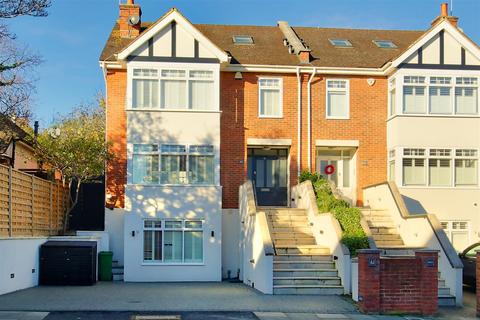 5 bedroom house to rent, Dora Road, London