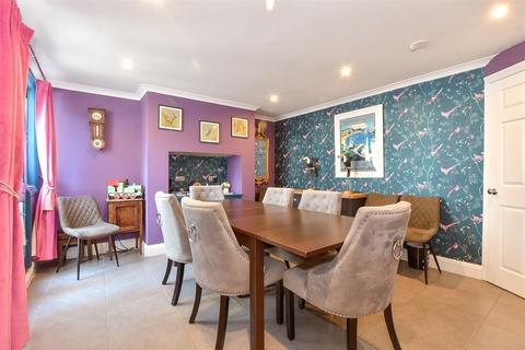 3 Guildford Lawn, Ramsgate, CT11 9AY