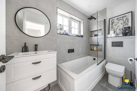 23 Lyons Drive, Guildford, GU2 9YP