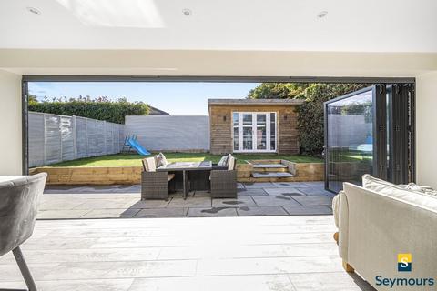 23 Lyons Drive, Guildford, GU2 9YP