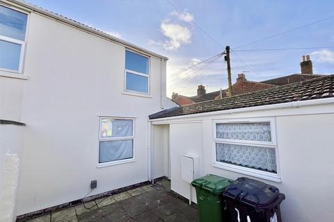 2 bedroom end of terrace house to rent, Mill Road, Great Yarmouth