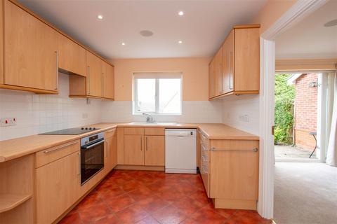 2 Newlyn Close, Orpington, BR6 9XN