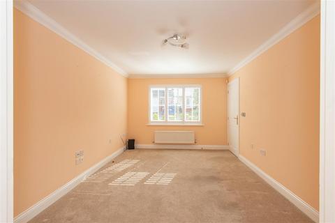 2 Newlyn Close, Orpington, BR6 9XN