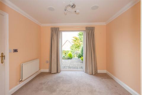 2 Newlyn Close, Orpington, BR6 9XN