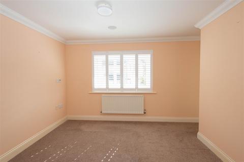 2 Newlyn Close, Orpington, BR6 9XN