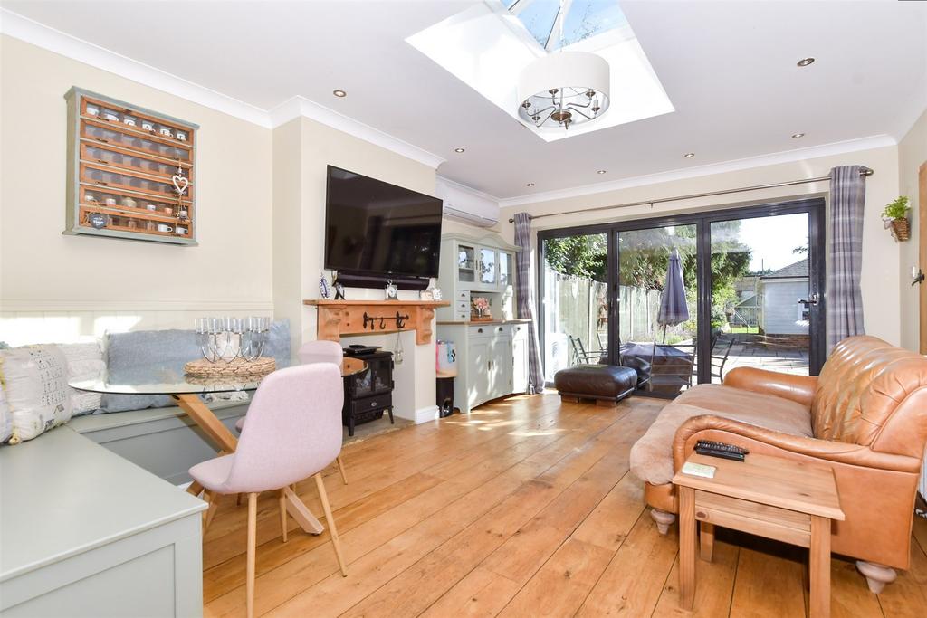 Kitchen/Dining Area