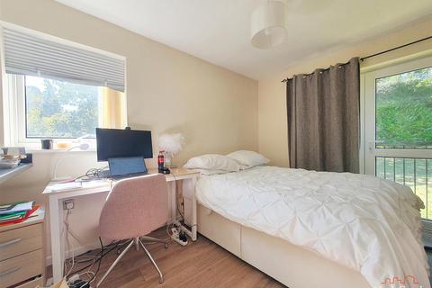 15 Apple Trees Place, Woking, GU22 0HD