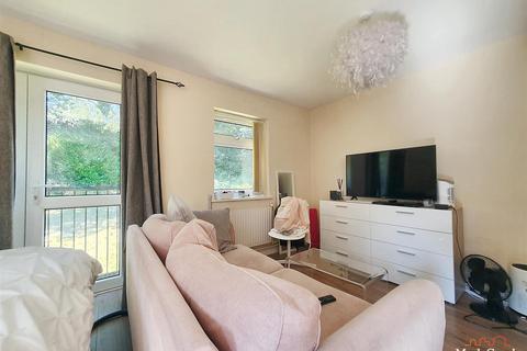 15 Apple Trees Place, Woking, GU22 0HD