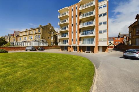 2 bedroom flat for sale, North Promenade, Lytham St. Annes, Lancashire, FY8 2NQ