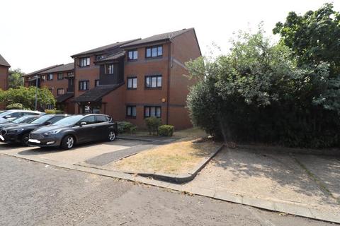 2 bedroom flat to rent, Capstan Close,Romford