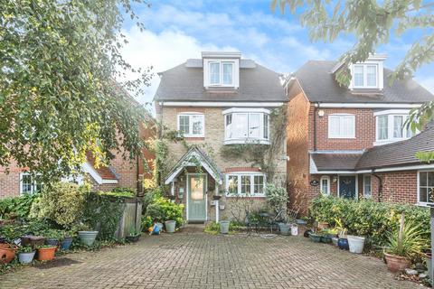 5 bedroom detached house for sale, Farm Road, Taplow