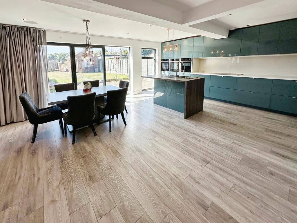 Kitchen/ Dining Room