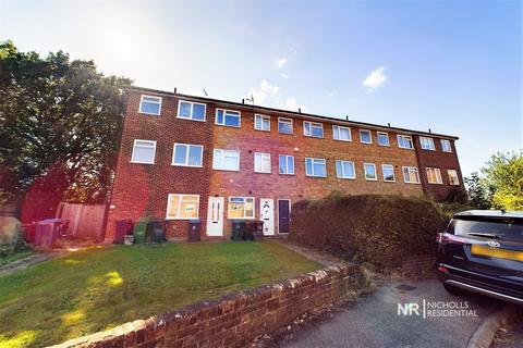 2 bedroom maisonette for sale, May Close, Chessington, Surrey, KT9