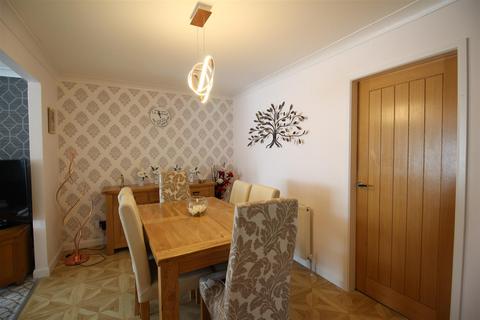 10 Escroft Close, Wyke, Bradford, BD12 9DN