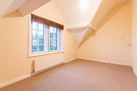 3 bedroom flat to rent, Parish Ghyll Drive, Ilkley, West Yorkshire, UK, LS29