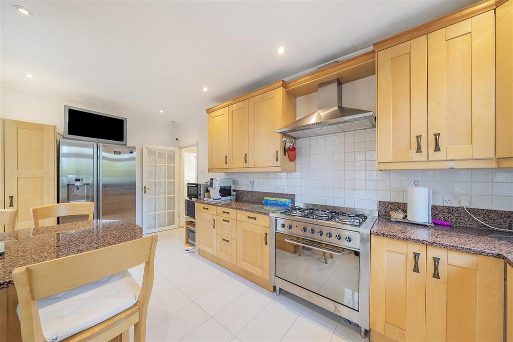 Kitchen 2.jpg