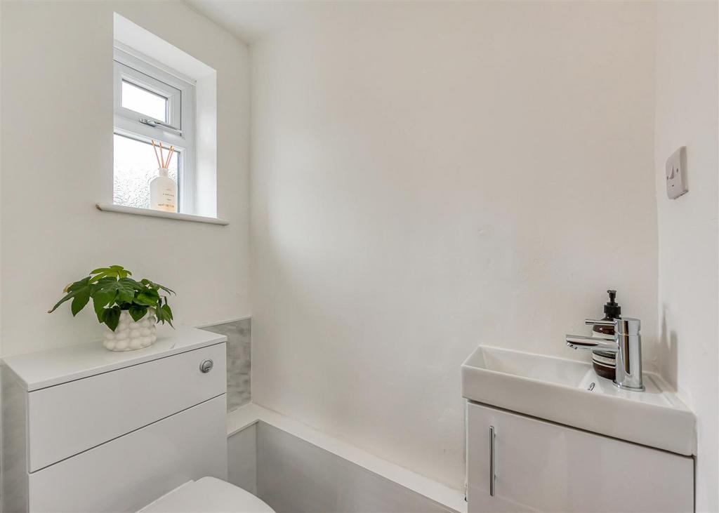 91 Oaken Park-Cloakroom.jpg