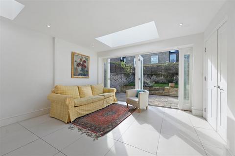 17 Arminger Road, London, W12 7BA