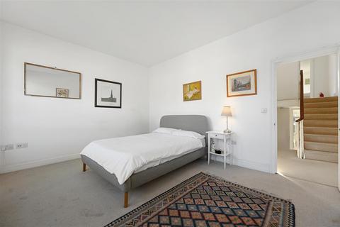 17 Arminger Road, London, W12 7BA