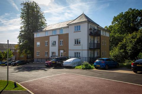 2 bedroom flat for sale, Modern ground floor apartment with outside space in Henry House, Hayward Heath