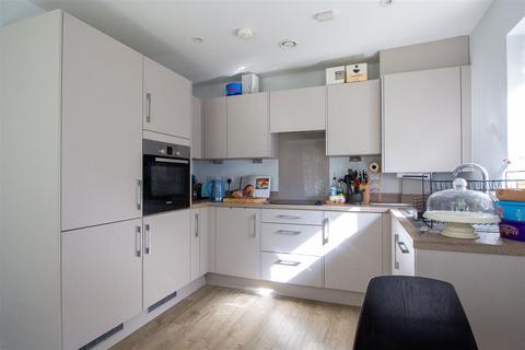 2 bedroom flat for sale, Ground floor apartment with patio in Henry House, Hayward Heath