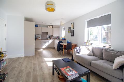 2 bedroom flat for sale, Henry House, Renfields, Hayward Heath